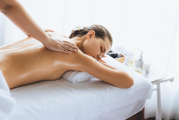 Une cliente blanche qui profite d'un massage anti-stress relaxant Quiescent