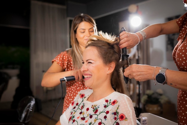 Une cliente sourit au salon de coiffure