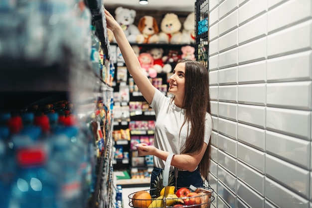 Clientèle féminine avec panier en magasin d'alimentation