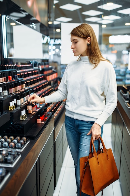 Clientèle féminine à la recherche de cosmétiques dans un magasin de maquillage