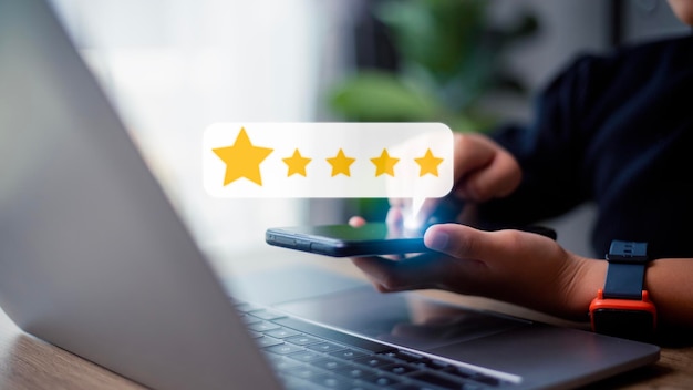 Les clients affichent leur satisfaction grâce à l'application sur l'écran de la tablette En donnant le plus de satisfaction 5 étoiles Concept d'enquête sur la satisfaction du service client