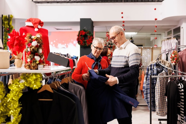 Des clients âgés à la recherche de vestes.