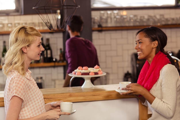 Clients buvant un café avec le barman