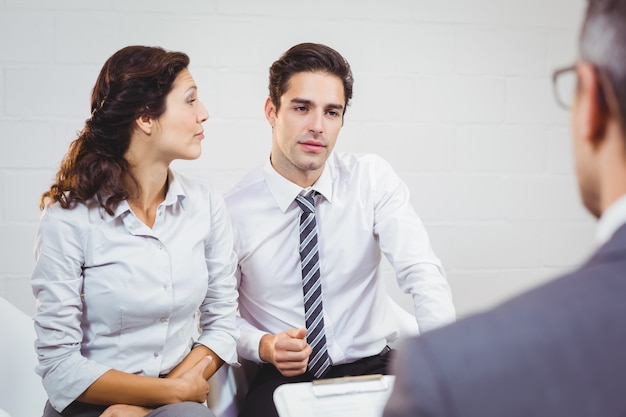 Clients discutant avec un homme d'affaires