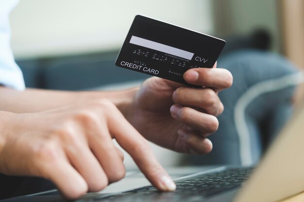 Les clients effectuant leurs achats en ligne payent par carte de crédit