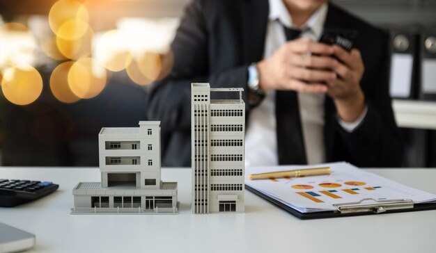 Photo les clients qui choisissent d'acheter une chambre en copropriété et une banque approuvent un prêt pour leur achat taux d'intérêt du prêt en copropriété et du prêt immobilier de la banque concept au bureau