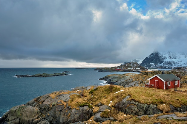 Clif avec maison traditionnelle rorbu rouge sur les îles Lofoten, Norvège