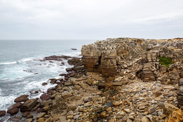 Cliff Rocks Paysage brumeux du Portugal Rocky ocean shore