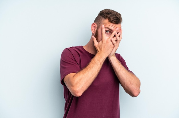 Cligner des yeux effrayé et nerveux