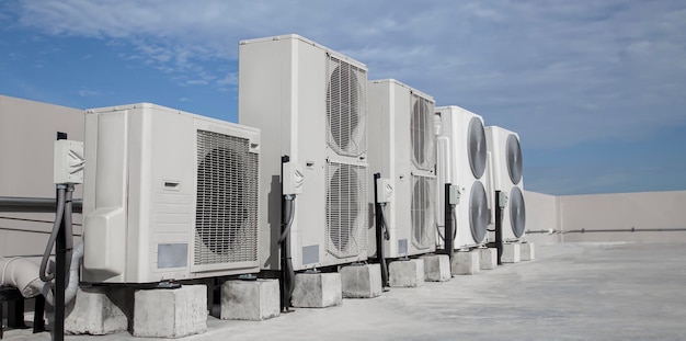 Climatisation HVAC sur le toit d'un bâtiment industriel