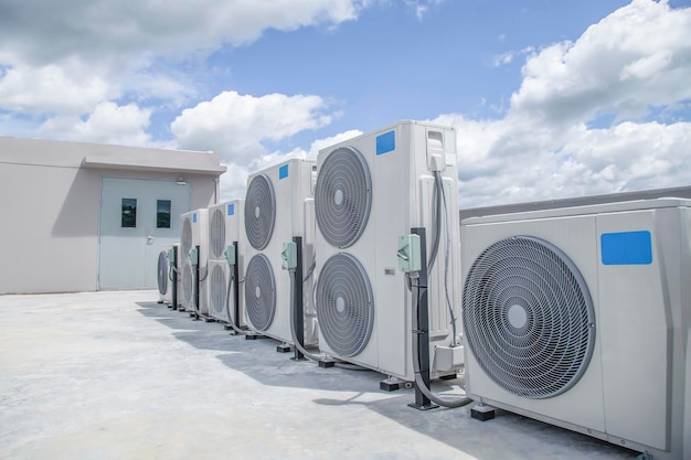 Climatisation HVAC sur le toit d'un bâtiment industriel.