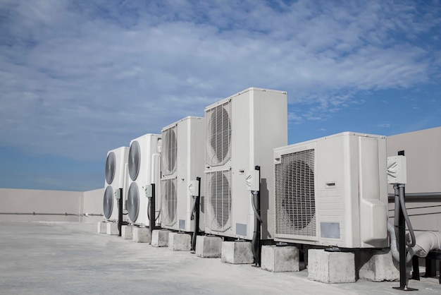 Climatisation HVAC sur le toit d'un bâtiment industriel