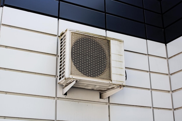 Climatisation sur le mur du bâtiment