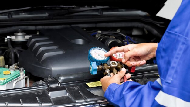 Climatisation de voiture vérifier service détection de fuite remplir réfrigérant