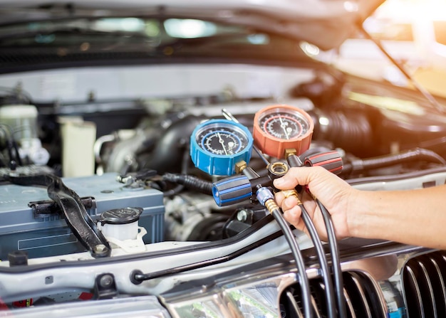 Climatisation de voiture vérifier service détection de fuite remplir réfrigérant