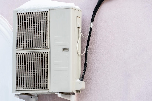 Un climatiseur extérieur composé de deux ventilateurs Un grand climatiseur industriel sur le mur d'un magasin ou d'une entreprise Réparation et entretien du système de climatisation