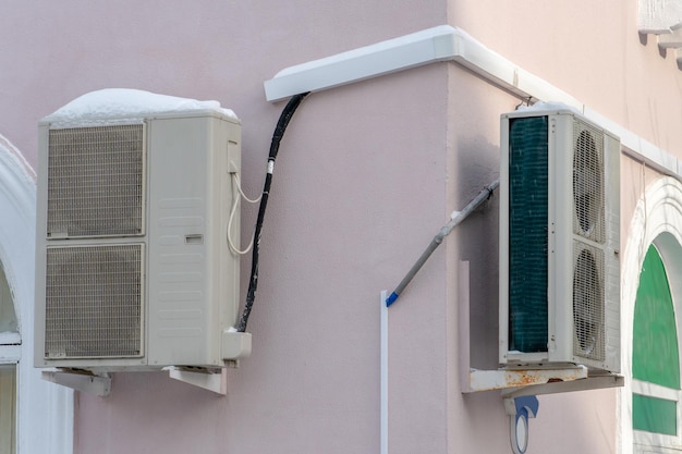 Un climatiseur extérieur composé de deux ventilateurs Un grand climatiseur industriel sur le mur d'un magasin ou d'une entreprise Réparation et entretien du système de climatisation