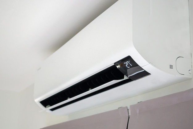 Climatiseur sur fond intérieur de pièce à mur blanc