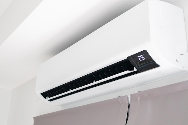 Climatiseur sur fond intérieur de pièce à mur blanc