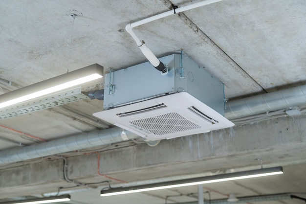 Climatiseur industriel au bureau sur un plafond en béton