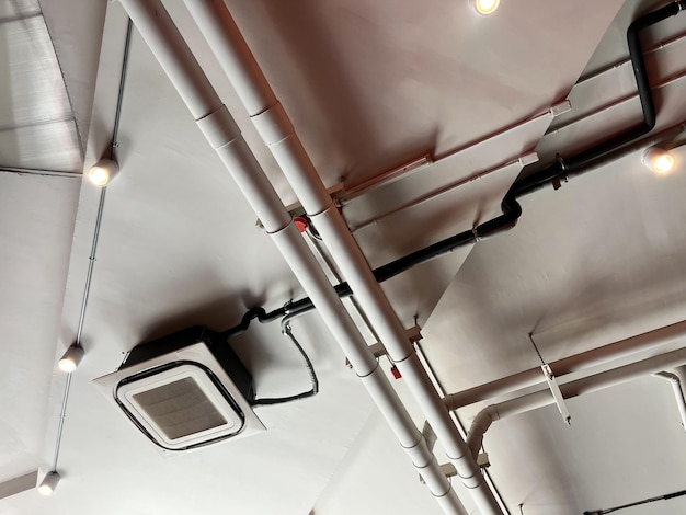 Climatiseur de type cassette monté au plafond et lumière de lampe moderne sur le climatiseur de conduit de plafond blanc pour la maison ou le bureau