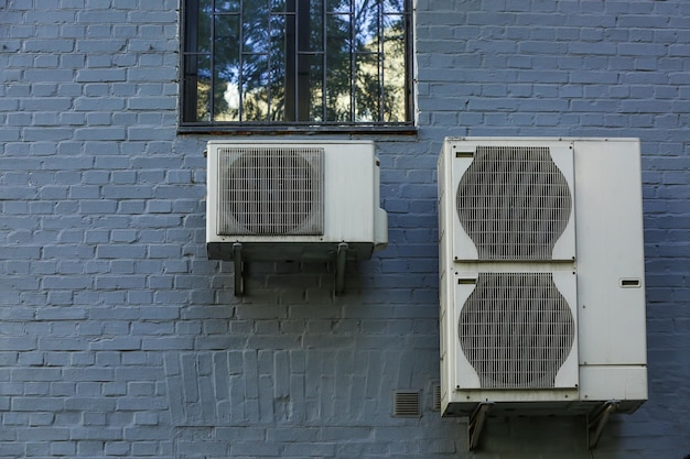 Climatiseurs sur le mur du bâtiment à l'extérieur