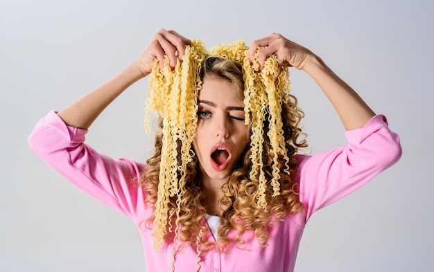 Un Clin De œil Fille Tient Des Nouilles Concept De Nourriture Saine Femme Sexy Manger Des Spaghettis Avec Les Mains Femme Avec Bouclés