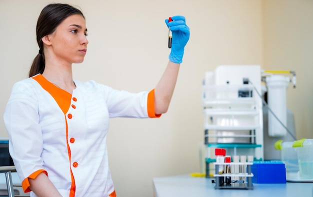 Clinicien sérieux étudiant l'élément chimique en laboratoire Laboratoire d'hématologie