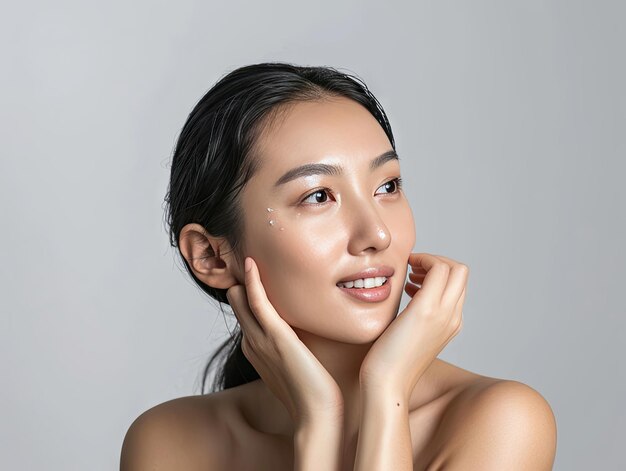 Clinique de beauté soin de la peau belle femme asiatique posant avec les mains sur son visage