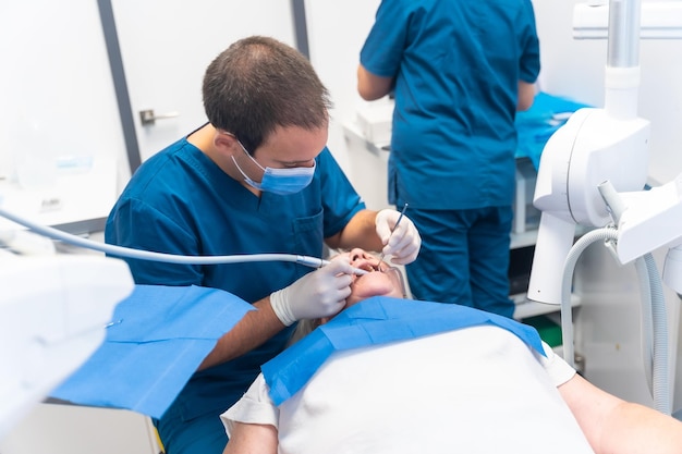 Clinique dentaire femme âgée chez un dentiste avec un médecin lors d'un examen de routine des prothèses dentaires