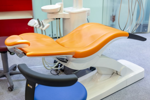 Photo clinique dentaire moderne, fauteuil de dentiste et autres accessoires utilisés par les dentistes.