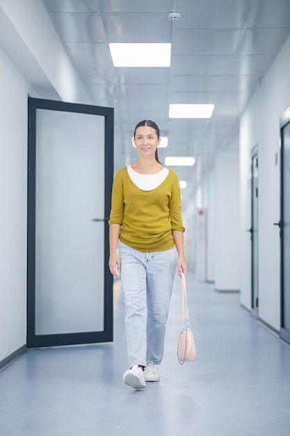 À la clinique Jolie jeune femme dans un couloir de la clinique