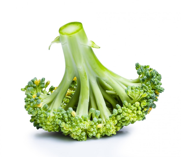 Clipping path brocoli isolé sur fond blanc