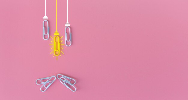 Clips de papier pensant créativité ampoule sur fond bleu