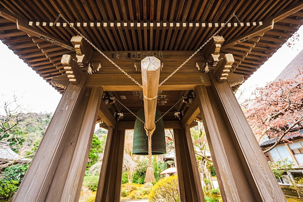 cloche et bâton au temple japonais