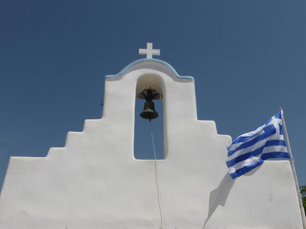 Cloche d'une église grecque avec drapeau grec