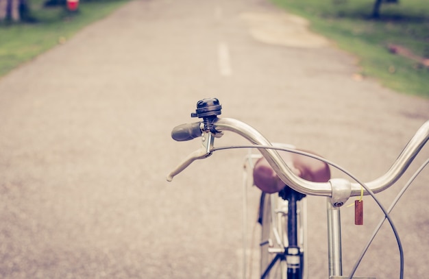 Photo cloche et frein vélo vintage sur route