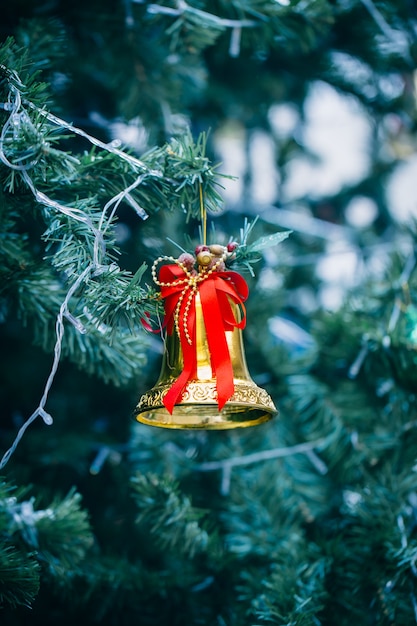 Cloche d&#39;or sur l&#39;arbre de Noël