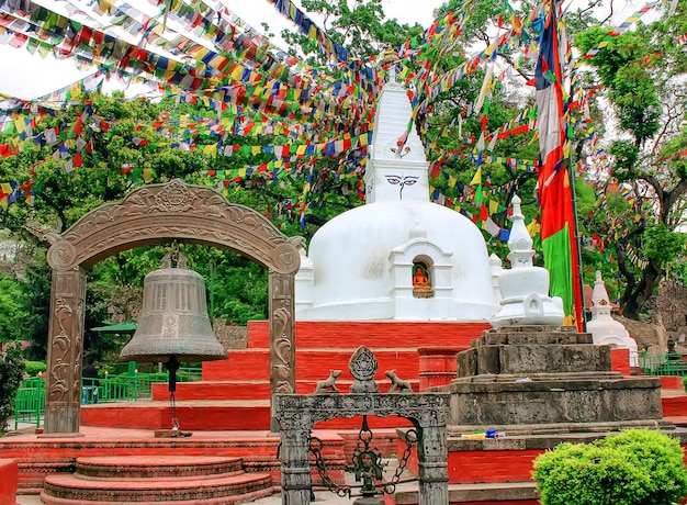 La cloche et petit stupa à Bajradhatu Chaitya Swayambhunath Stupa Katmandou Népal