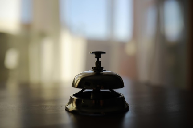 Cloche de service de l'hôtel sur le bureau de réception en bois Espace pour le texte