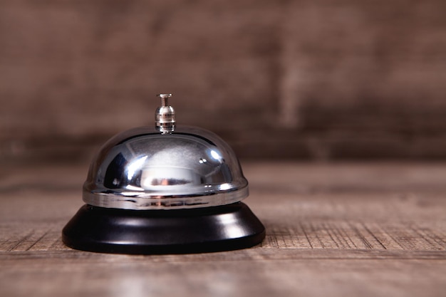 Cloche de service à la réception de l'hôtel