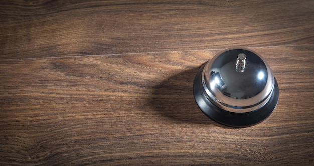 Cloche de service sur la table en bois