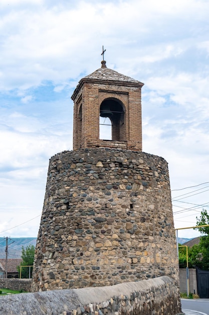 Clocher de l'ancienne église orthodoxe de l'Assomption de la Bienheureuse Vierge Marie dans le petit village géorgien de Metekhi