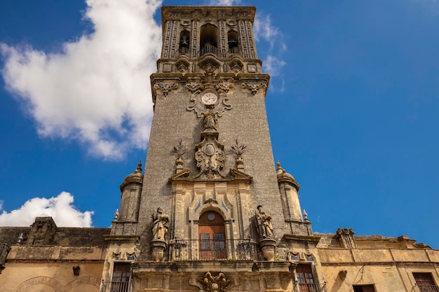 Clocher de la Basilique de Santa Maria sur la Plaza del Cabildo Arcos de la Frontera Andalousie Espagne