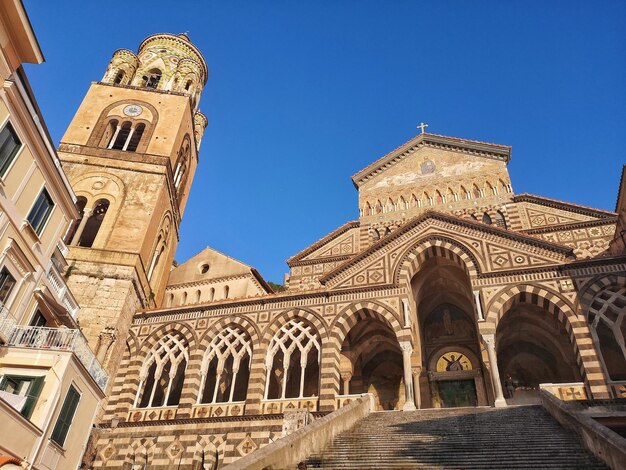 Le clocher de la cathédrale d'Amalfi, les escaliers et la façade centrale dédiés à l'apôtre Saint-André