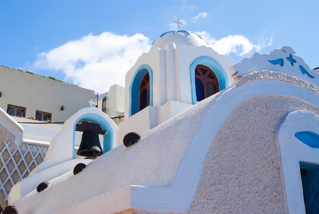 Clocher de l'église grecque à Oia, Santorin, Grèce