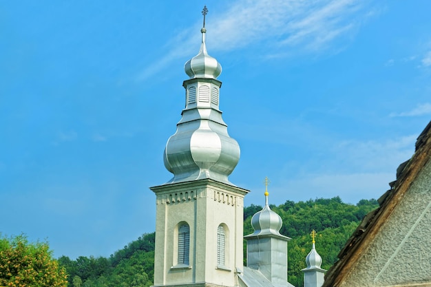 Clocher de l'église en Hongrie en été.