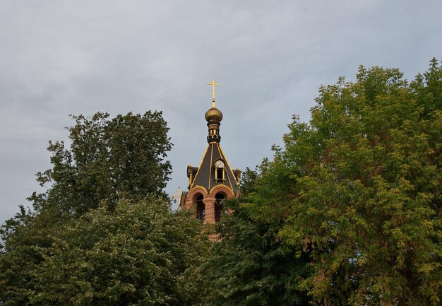 Le clocher d'une église orthodoxe avec une horloge un matin d'automne