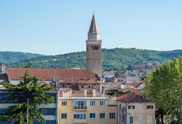 Le clocher de l'église s'élève au-dessus de la vieille ville de Koper en Slovénie