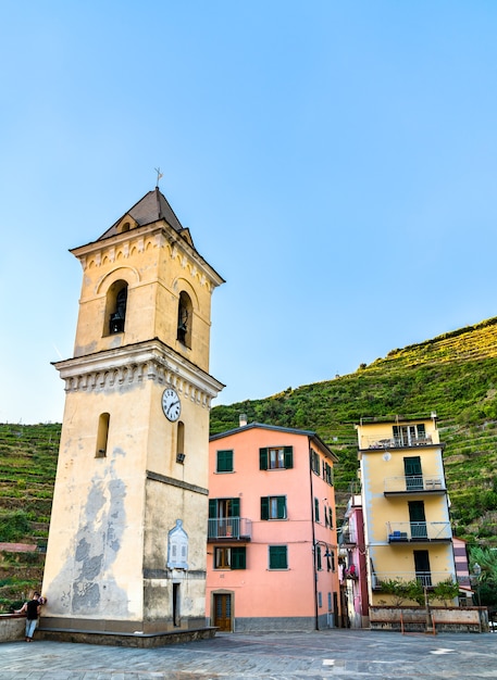 Clocher de l'église san lorenzo à manarola aux cinque terre en italie